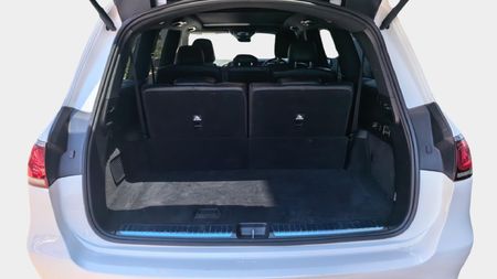 2023-Mercedes-Benz-GLS-580_15