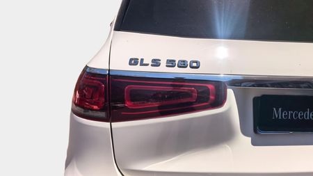2023-Mercedes-Benz-GLS-580_18