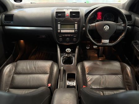 2007-Volkswagen-Golf-GTI-20T-FSI_10