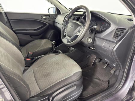 2017-Hyundai-i20-12-Motion_10