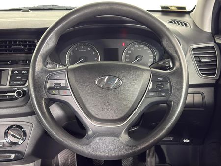 2017-Hyundai-i20-12-Motion_12