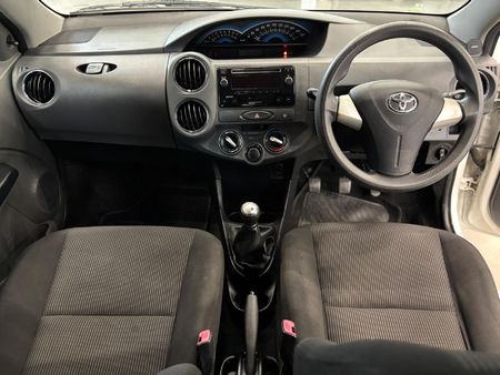 2016-Toyota-Etios-15-XS-5-dr_11