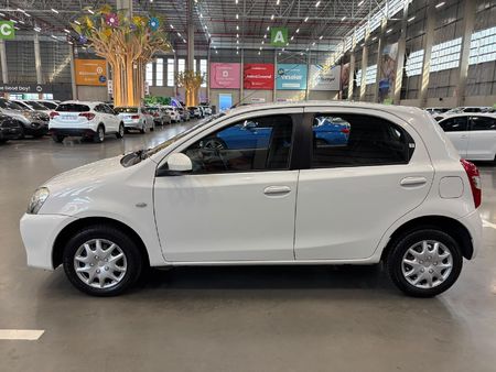 2016-Toyota-Etios-15-XS-5-dr_3