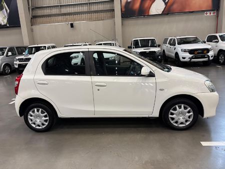 2016-Toyota-Etios-15-XS-5-dr_7