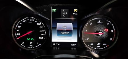2015-Mercedes-Benz-GLC-250d_11