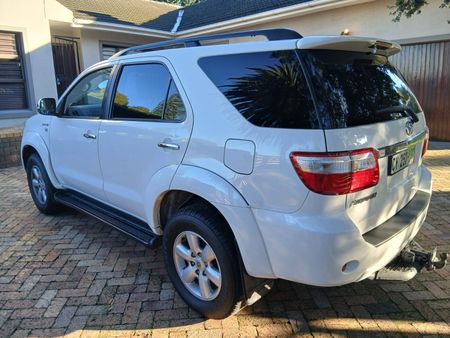 2009-Toyota-Fortuner-30-D-4D-Raised-Body_11