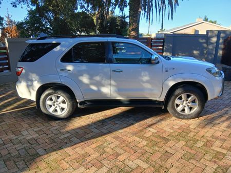 2009-Toyota-Fortuner-30-D-4D-Raised-Body_4
