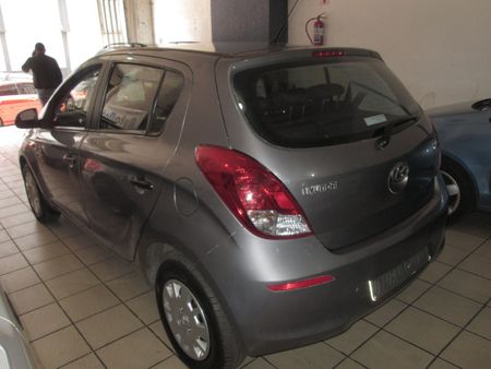 2014-Hyundai-i20-14-Fluid_4