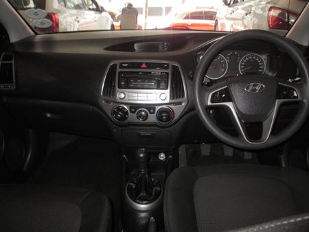 2014-Hyundai-i20-14-Fluid_6