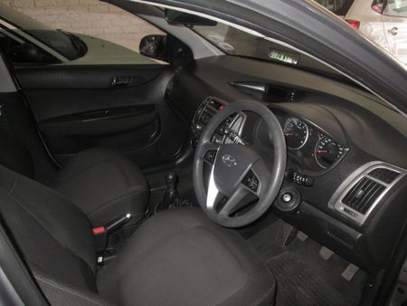2014-Hyundai-i20-14-Fluid_8