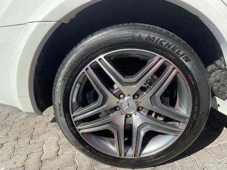 2009-Mercedes-Benz-ML-63-AMG_5