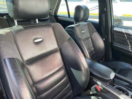 2009-Mercedes-Benz-ML-63-AMG_7