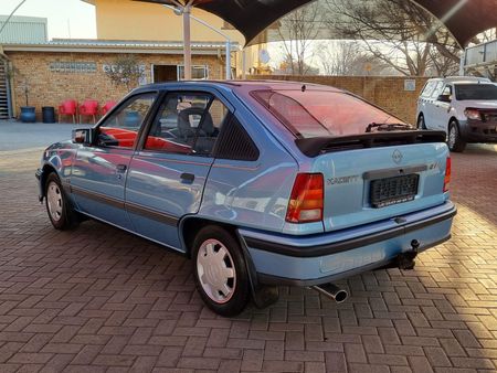 1988-Opel-Kadett-16-GSE_2