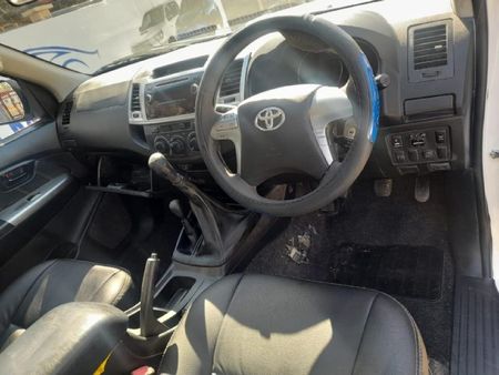 2015-Toyota-Hilux-2015-TOYOTA-HILUX-30-D4D-4X4_6