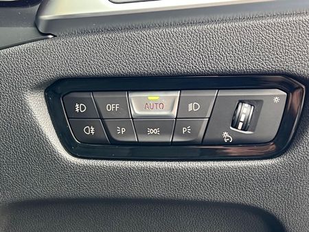 2022-BMW-3-Series-320i-M-Sport_16