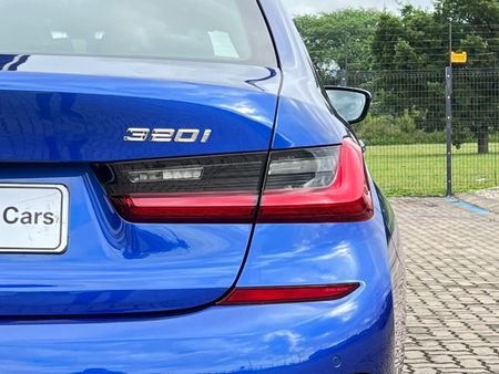 2022-BMW-3-Series-320i-M-Sport_18