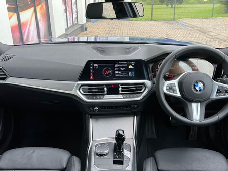 2022-BMW-3-Series-320i-M-Sport_7
