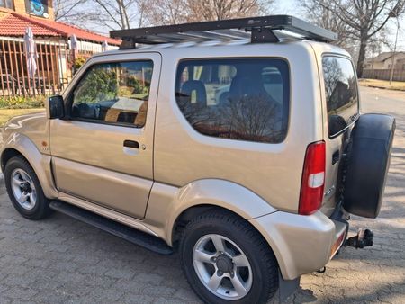 2010-Suzuki-Jimny-13_1