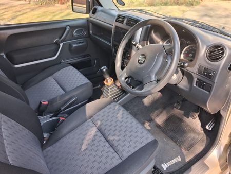 2010-Suzuki-Jimny-13_4
