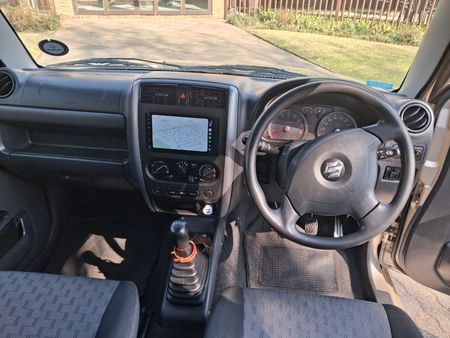 2010-Suzuki-Jimny-13_5