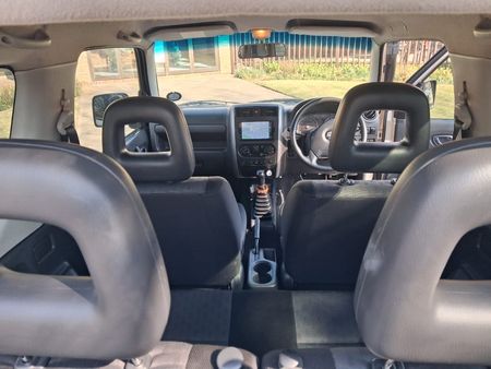 2010-Suzuki-Jimny-13_6