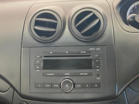 2013-Chevrolet-Aveo-16-LS_16