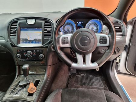 2014-Chrysler-300C-SRT8_9