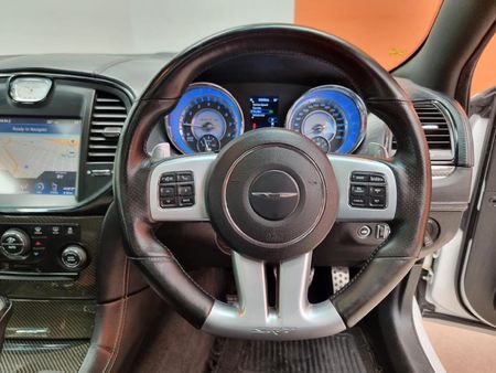 2014-Chrysler-300C-SRT8_10