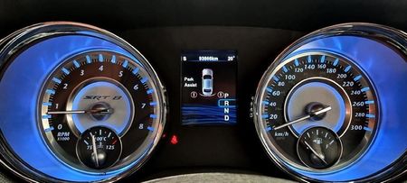 2014-Chrysler-300C-SRT8_11