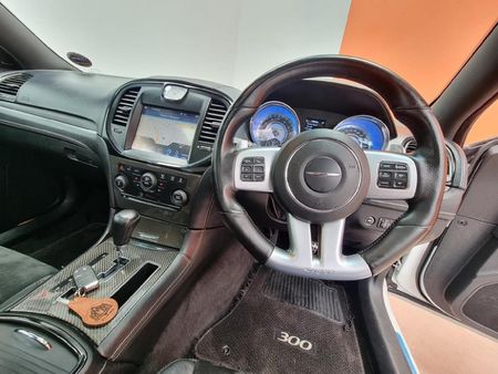 2014-Chrysler-300C-SRT8_14