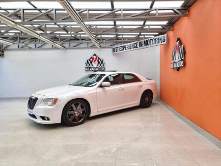 2014-Chrysler-300C-SRT8_3