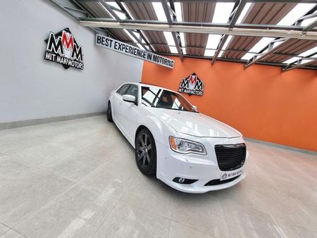 2014-Chrysler-300C-SRT8_4
