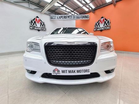 2014-Chrysler-300C-SRT8_5