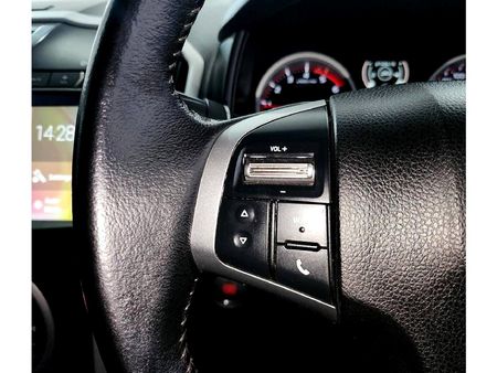 2019-Isuzu-D-Max-300-LX-Double-Cab_5