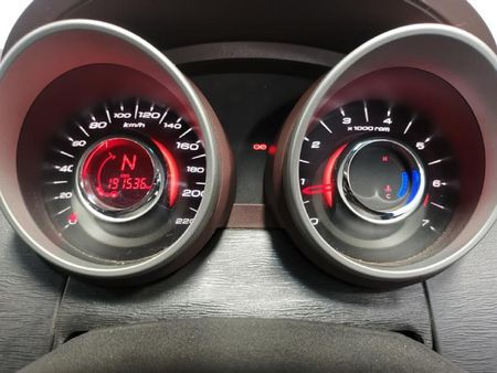 2013-Mahindra-XUV-500-22D-mHawk-7-seat-W8_11