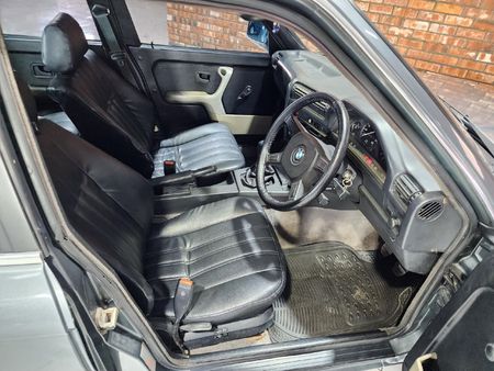 1989-BMW-3-Series-323i_6