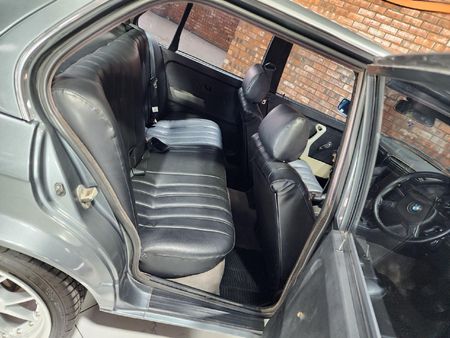 1989-BMW-3-Series-323i_7