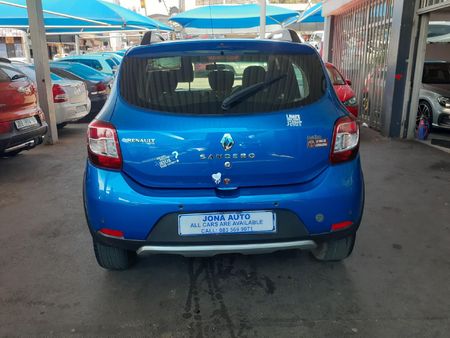 2015-Renault-Sandero-900T-Stepway_3