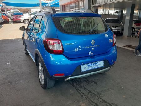 2015-Renault-Sandero-900T-Stepway_5