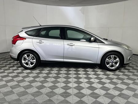 2011-Ford-Focus-16-Ti-VCT-Trend_5