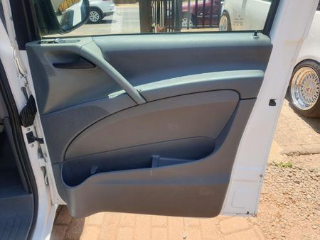 2005-Mercedes-Benz-Vito-115-CDI-CrewBus_11