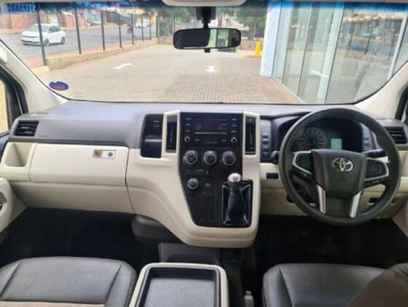 2019-Toyota-Quantum-28-GL-11-seat_10