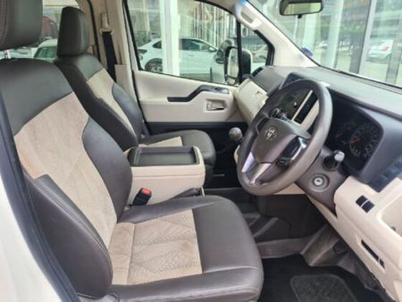 2019-Toyota-Quantum-28-GL-11-seat_12