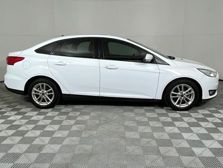2016-Ford-Focus-10-EcoBoost-Trend_5