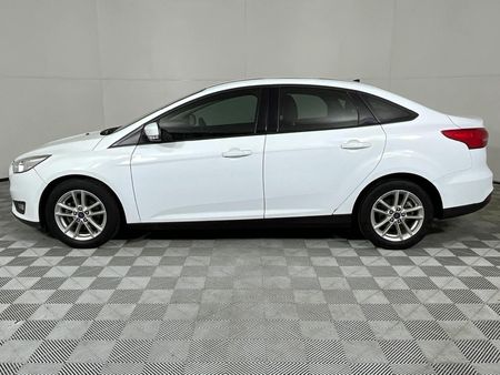 2016-Ford-Focus-10-EcoBoost-Trend_7