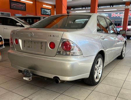 2001-Lexus-IS-200-Auto_3