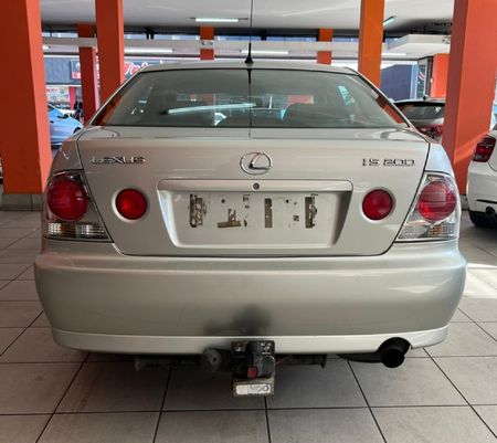 2001-Lexus-IS-200-Auto_4
