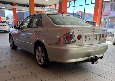 2001-Lexus-IS-200-Auto_5