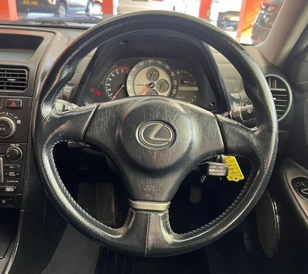 2001-Lexus-IS-200-Auto_6
