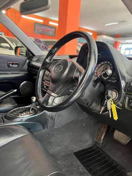 2001-Lexus-IS-200-Auto_8